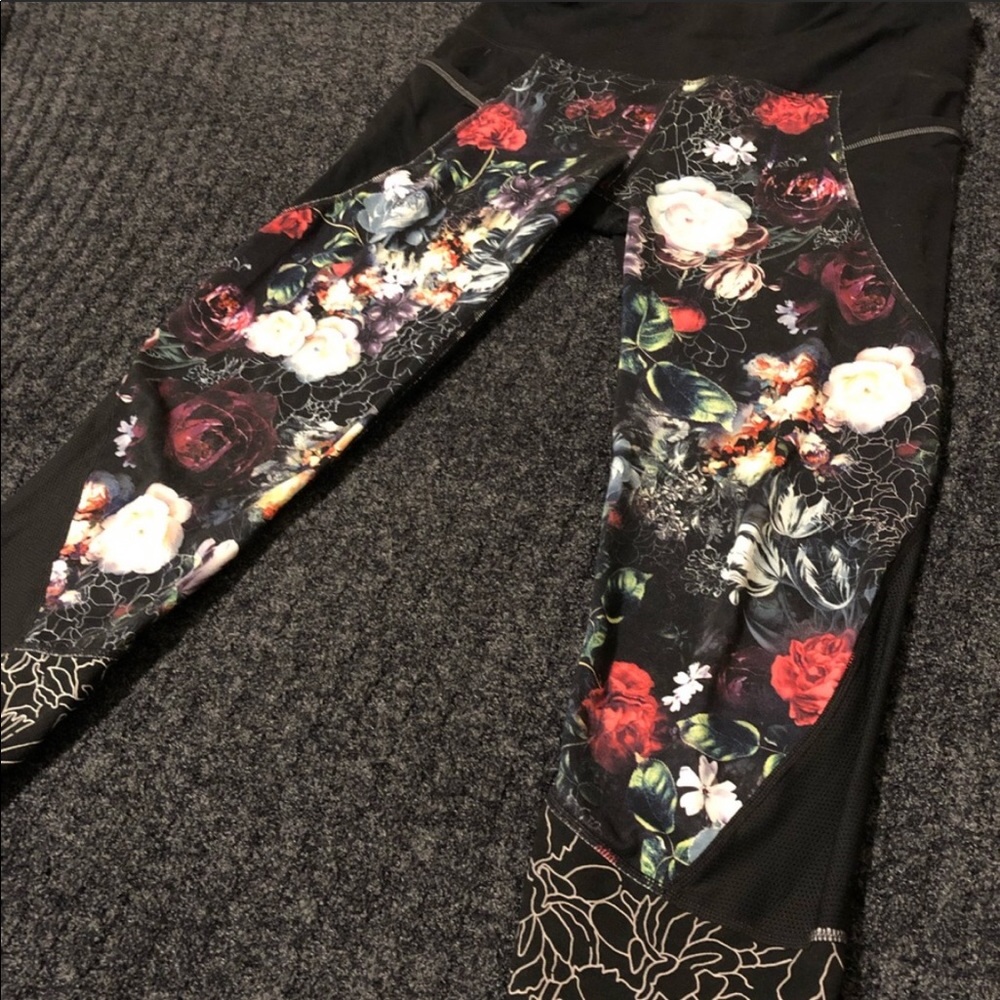 Rare VGUC Athleta Floral Crop Leggings
